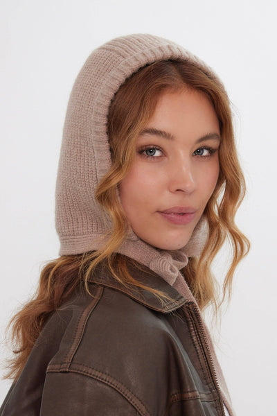 Knitted Bonnet in Light Brown: Light Brown